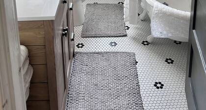 Darling Bungalow Retreat in Downtown Union, Oregon - Welcome!