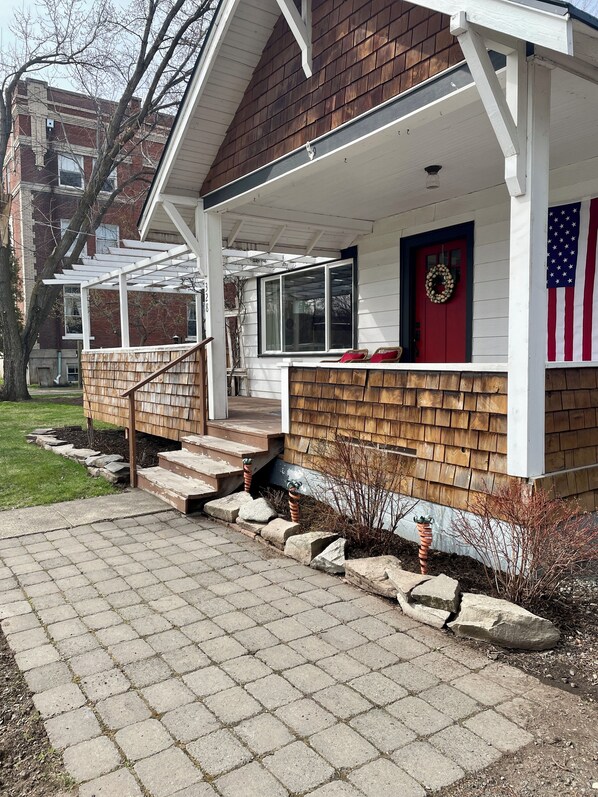 Exterior detail - Darling Bungalow Retreat in Downtown Union, Oregon - Welcome! (Union)