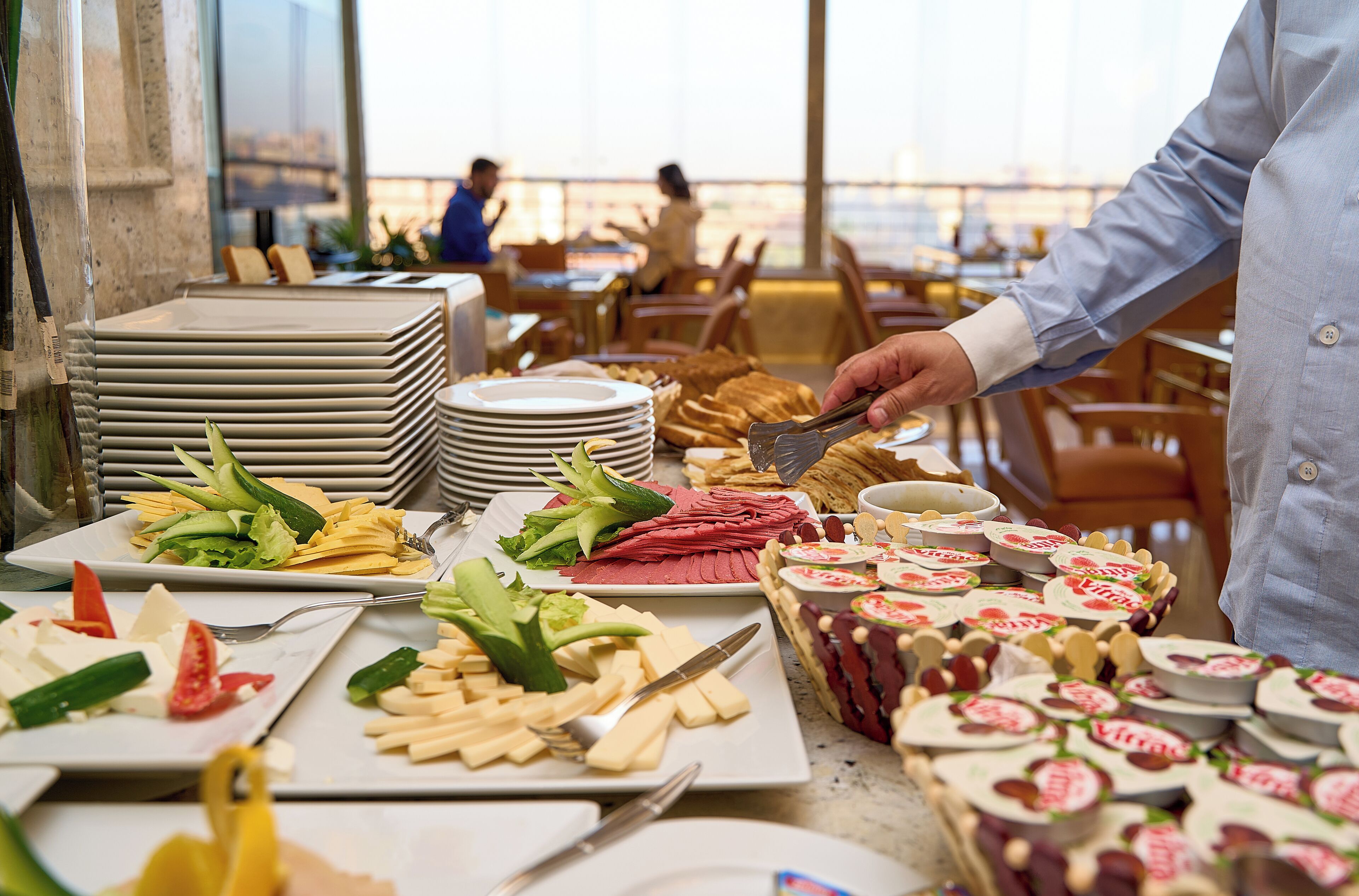Una mesa de buffet con diferentes platos y fuentes de comida.