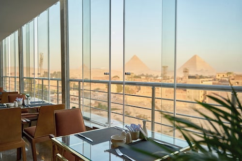 Pyramids Plateau Hotel
