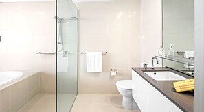 SĂšche-cheveux, serviettes fournies, savon, papier toilette