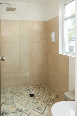Shower, towels, soap, toilet paper - Hotel Exhibicionista Desert Eagle Room (Villavicencio)