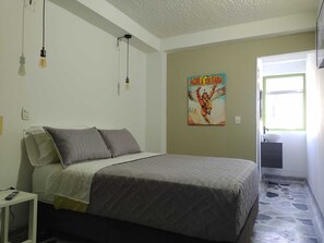 4 عدّة غرف نوم ومكواة/لوح كي وواي فاي وملاءات أسرّة