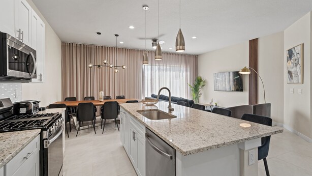 Private kitchen - Spacious 5-bedroom townhome with AC, WiFi in wonderful Orlando (Orlando)