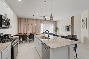 Private kitchen - Spacious 5-bedroom townhome with AC, WiFi in wonderful Orlando (Orlando)