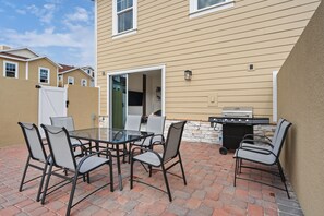Outdoor dining - Spacious 5-bedroom townhome with AC, WiFi in wonderful Orlando (Orlando)