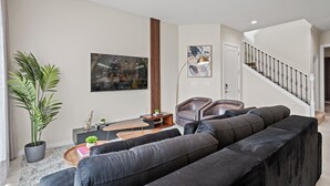 Living area - Spacious 5-bedroom townhome with AC, WiFi in wonderful Orlando (Orlando)