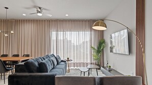 Living area - Spacious 5-bedroom townhome with AC, WiFi in wonderful Orlando (Orlando)