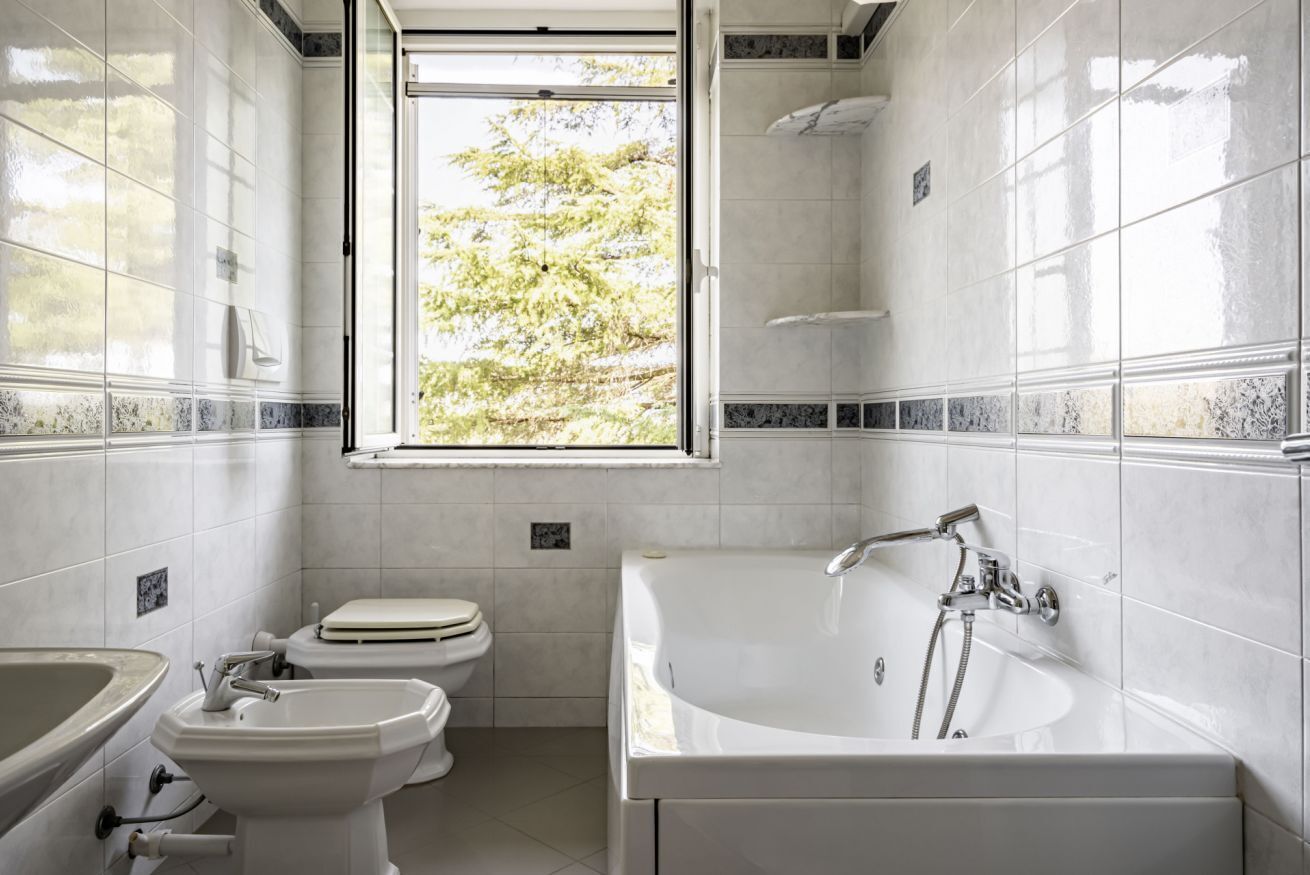 Douche, baignoire à jets, sèche-cheveux, bidet