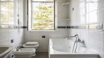 Doccia, vasca idromassaggio, asciugacapelli, bidet
