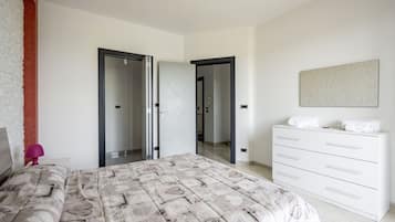 3 bedrooms, travel cot, WiFi, bed sheets