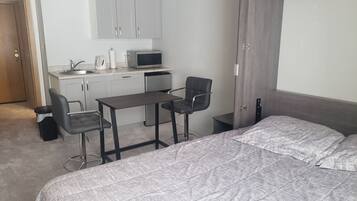 1 chambre, fer et planche Ă repasser, Wi-Fi, draps fournis