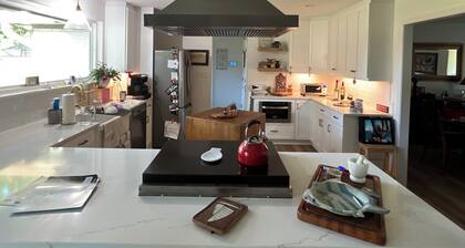 Charming 3-bedroom house, close to the FWYC, Beach, and great restaurants!