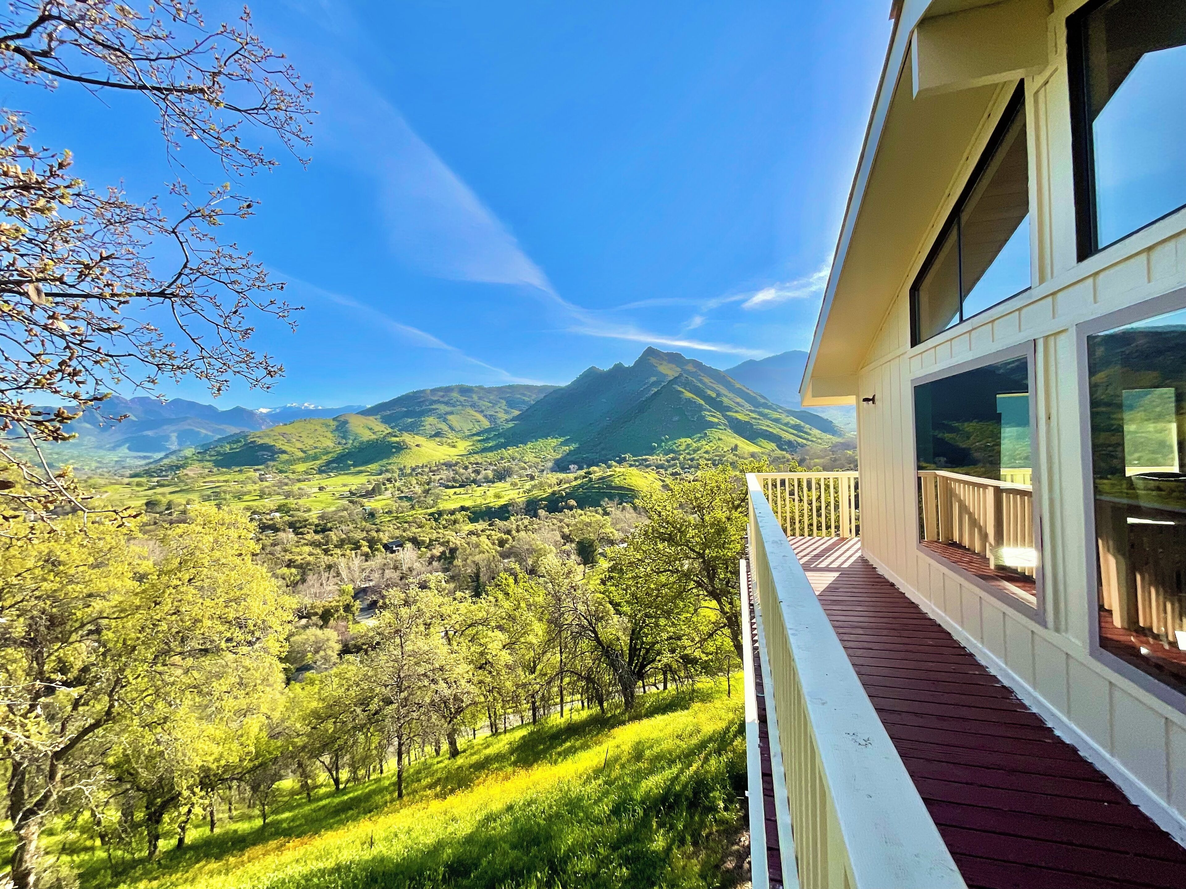 Een balkon met uitzicht op een bergachtig landschap.