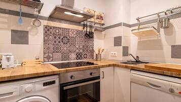 Een koelkast, een kookplaat