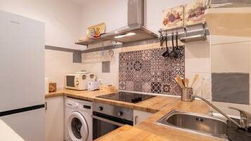 Frigorífico y placa de cocina