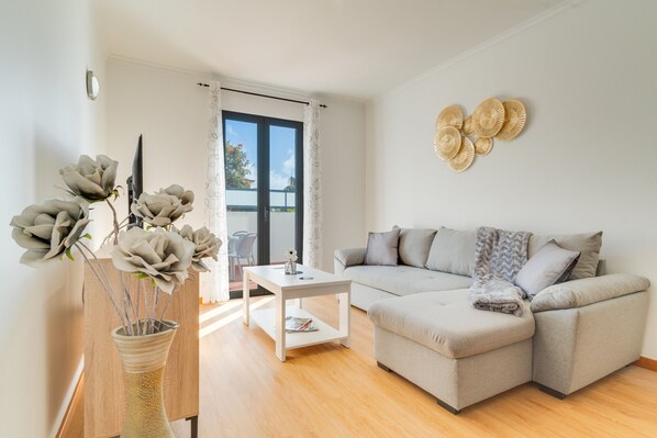 Smart TV - Estefânia Apartment by Atlantic Holiday (Santa Cruz)