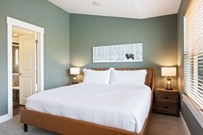 4 slaapkamers, een bureau, een strijkplank/strijkijzer, gratis wifi