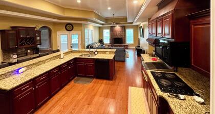 Spacious 5-bedroom house with AC, WiFi in charming Bluffton
