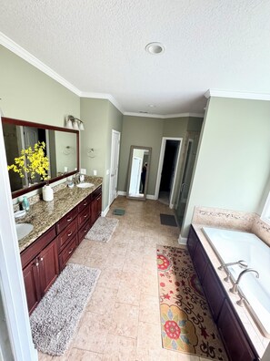 Een douche, een haardroger, handdoeken, toiletpapier