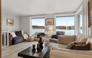 Smart TV, fireplace - Gorgeous home in Sandefjord with WiFi (Sandefjord)