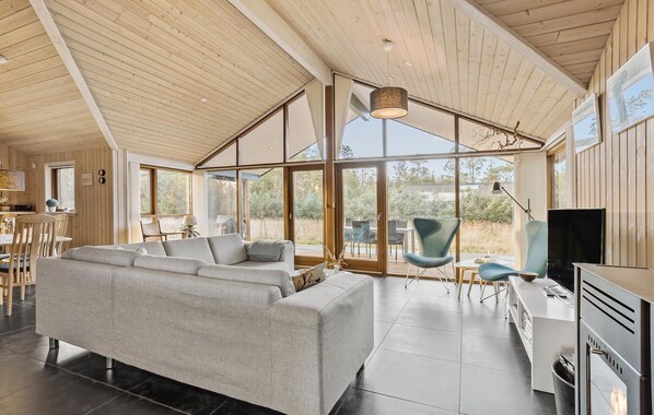 Peis, DVD-spiller, fotballspill og bordtennis