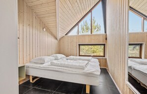 4 quartos, ferros/tábuas de passar roupa, berço de viagem