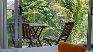 3 habitaciones, escritorio y tabla de planchar con plancha