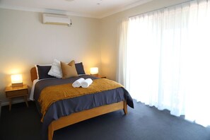 2 makuuhuonetta, työpöytä, silitysrauta/-lauta, vauvan matkasänky