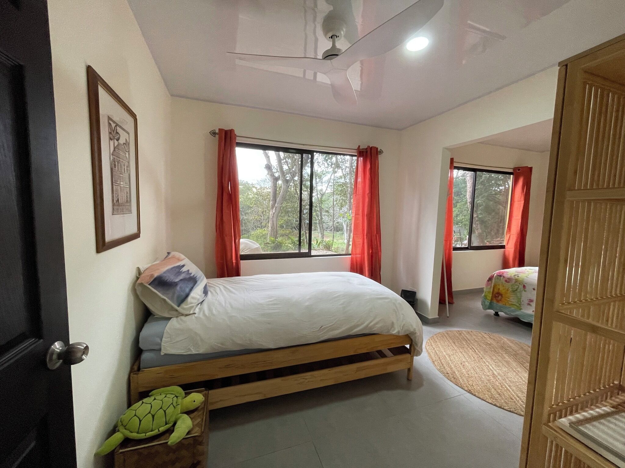 2 bedrooms, desk, WiFi, bed sheets