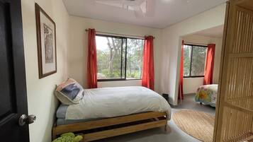 2 bedrooms, desk, WiFi, bed sheets