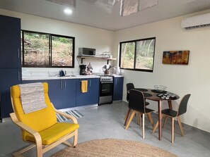 Réfrigérateur, four à micro-ondes, un four, grille-pain