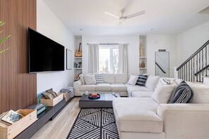 Smart TV - Massive Luxury Home w/Rooftop, Hot-tub, Game room, Mini Golf, Views, and more (Nashville)