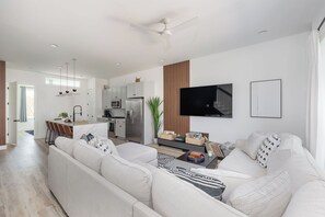 Smart TV - Massive Luxury Home w/Rooftop, Hot-tub, Game room, Mini Golf, Views, and more (Nashville)