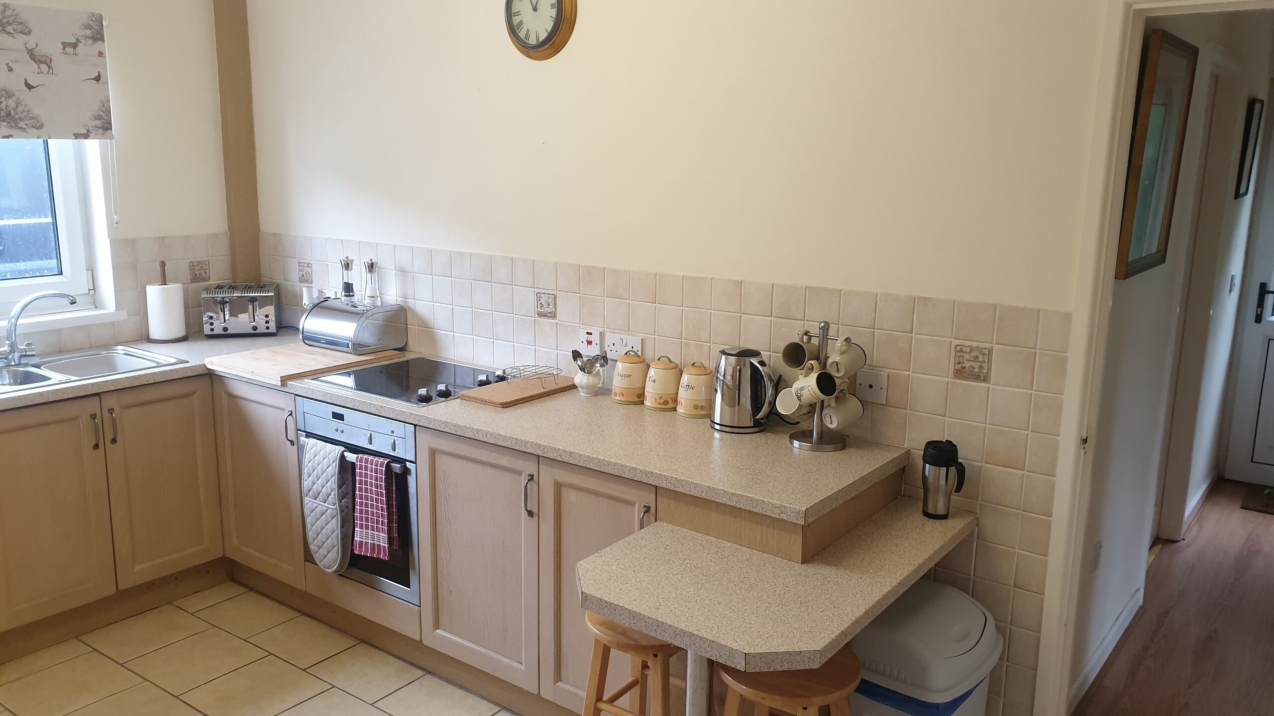Coffee/tea maker, fridge, microwave, oven