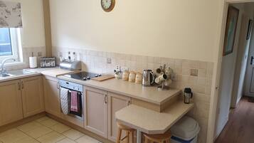 Coffee/tea maker, fridge, microwave, oven