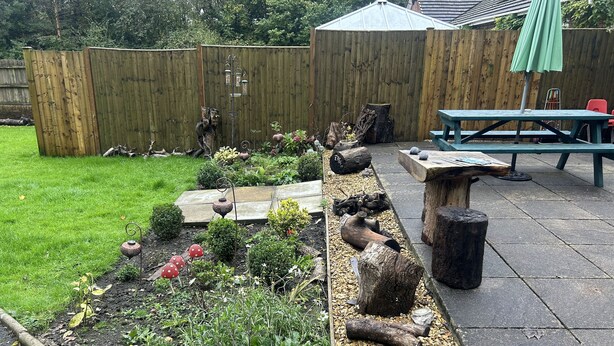 A garden with a wooden fence, a picnic table, and a bench. - Peaceful Secluded One Bedroom Chalet – Sleeps 4, Large Garden, Pets Welcome (Tondu)