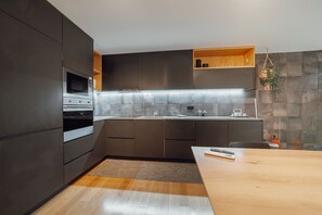 Jääkaappi, mikroaaltouuni, uuni, astianpesukone