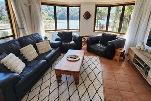 Smart TV, fireplace, books, stereo