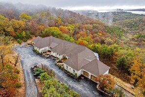 Exterior - Townhouse w Tree Top & Lake Views-Billiards-Air Hockey-Free Tix-Pvt Hot Tub-Basketball-Garage (Branson)