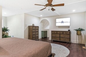 Ein Schlafzimmer mit einem Bett, zwei Kommoden, einem Deckenventilator und einem Schild für RENTBRINSON.COM.