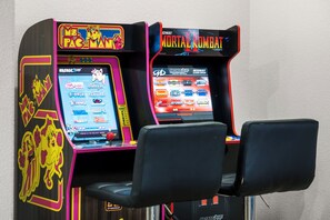 Zwei Spielautomaten mit Spieleauswahlbildschirmen, beschriftet mit 'Arcade Up' und 'Midway Mortal Kombat'.