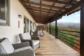 Terrace/patio - Townhouse w Tree Top & Lake Views-Billiards-Air Hockey-Free Tix-Pvt Hot Tub-Basketball-Garage (Branson)