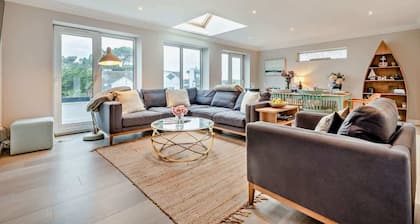 High Tides Elegant 4-Bedroom Villa in Sandbanks