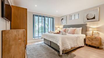 4 bedrooms, iron/ironing board, WiFi, bed sheets