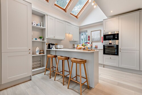 High Tides Elegant & Modern 4-Bedroom Villa in Sandbanks