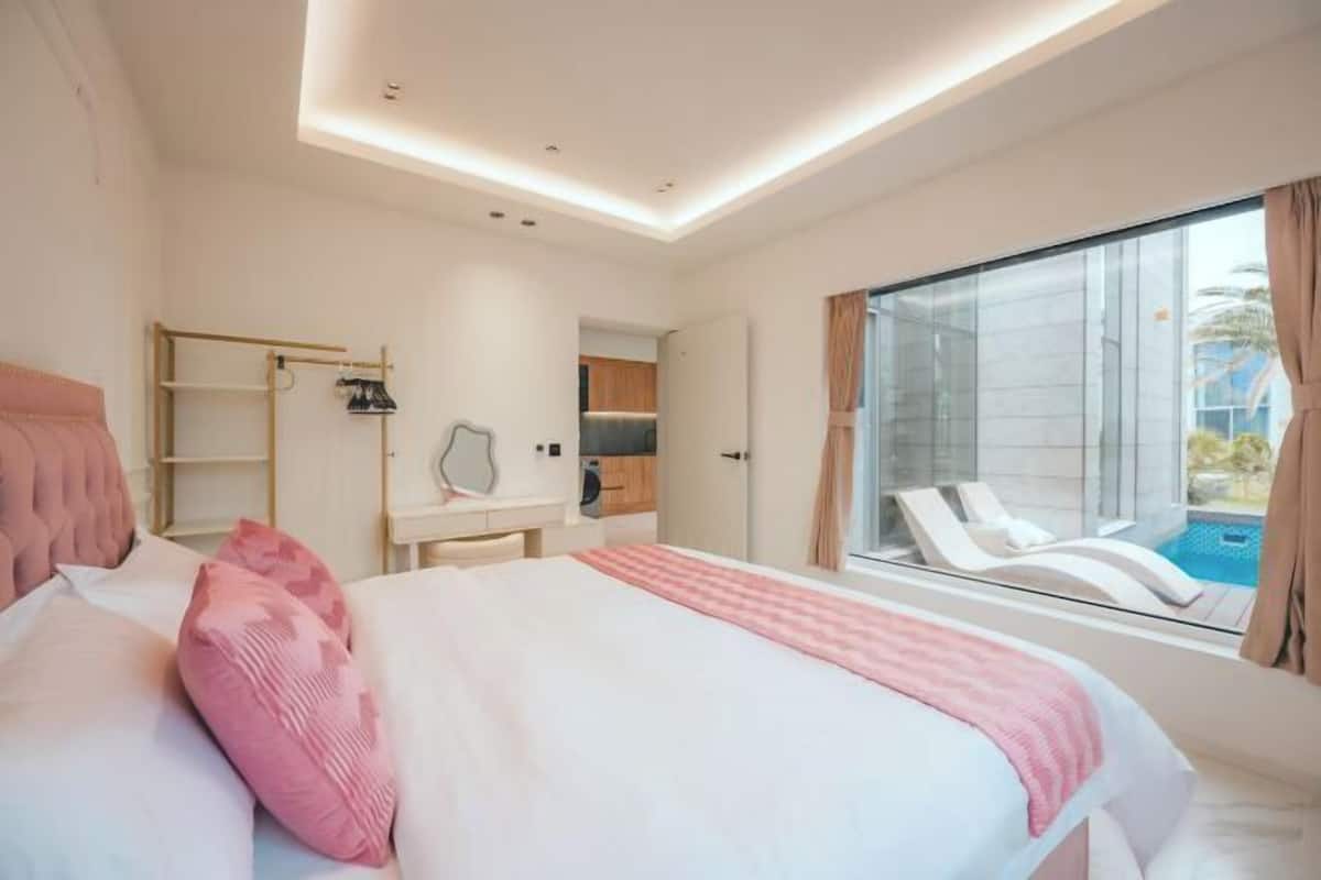 2 bedrooms, premium bedding, memory foam beds, free minibar
