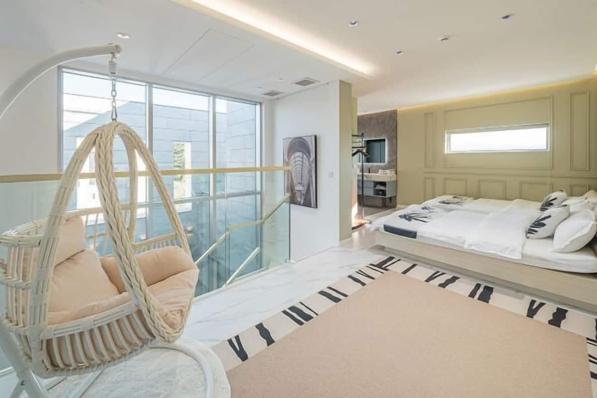 2 bedrooms, premium bedding, memory foam beds, free minibar
