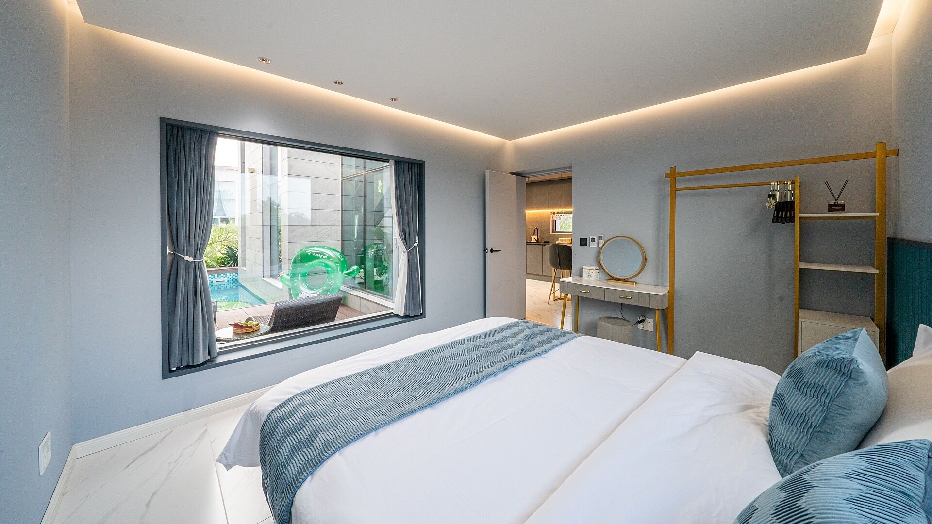 에다모니아 E05 | 고급 침구, 메모리폼 침대, 무료 미니바, 암막 커튼