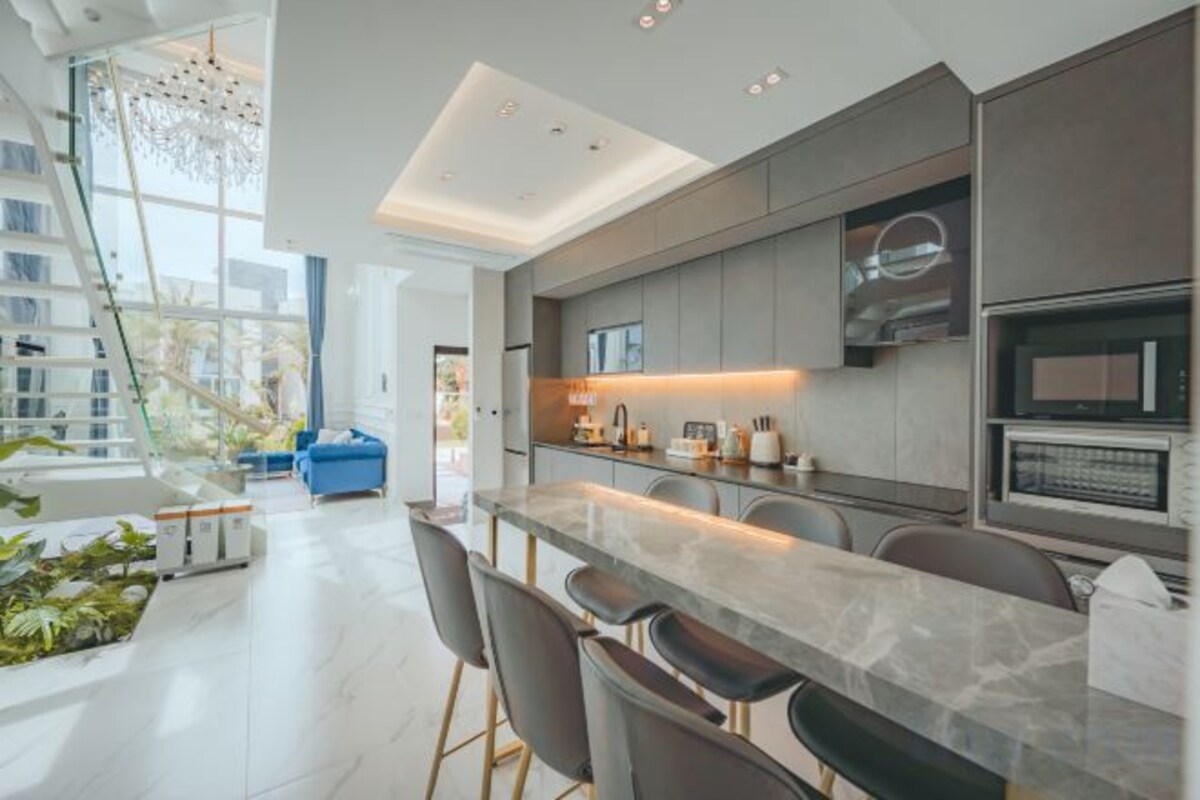 Private kitchen | Fridge, microwave, oven, electric kettle